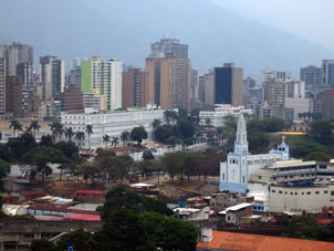 Жёлтый круг вдали - вертолётная площадка Президента Венесуэлы около его резиденции Мирафлорес.