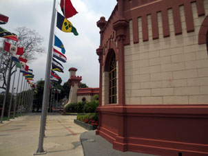Перед зданием подняты флаги латиноамериканских государств, входящих в те или иные Ассоциации с Венесуэлой. (Флагов США и Канады среди них нет).
