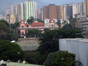Вид на дворец Мирафлорес, резиденцию Президента Венесуэлы.