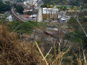Вид с холма Эль Силенсио на открытый участок метро.