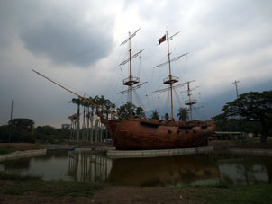 Корабль-музей "Леандр", построенный в Восточном парке Каракаса.