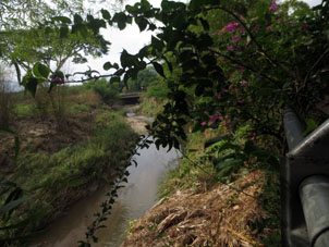 А это река Кабриалес с обычным уровнем воды. С той же точки, что фотографировал при наводнении.