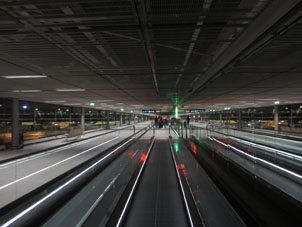 Длинная-предлинная движущаяся дорожка в терминале 2F в Париже.