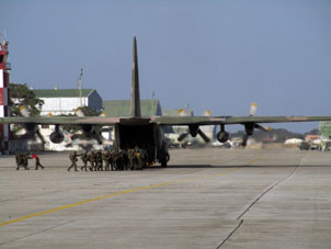 На военном аэродроме Эль Либертадор в Маракае. Парашютисты садятся в самолёт.