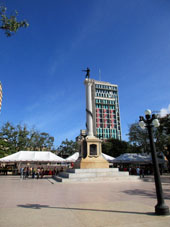 Памятник Симону Боливару на центральной площади его имени.