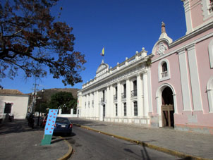 Здание городского муниципалитета на площади Сукре, рядом с площадью Симона Боливара.