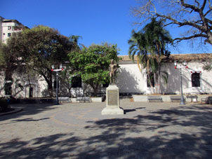 Памятник маршалу Антонио Хосе де Сукре на площади его имени в Валенсии.