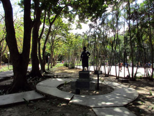 Памятник негритянке Иполите при входе в парк её имени. 