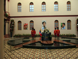 Почётный караул на могиле У.Чавеса: как правило (но не всегда) две женщины и два мужчины.