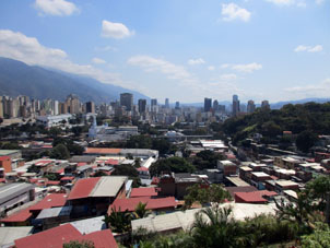 Вид на Каракас с горы, на которой стоит казарма. Дворец-могила У.Чавеса называется "Казарма на горе".