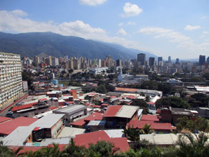 Вид на Каракас с горы, на которой стоит казарма. Дворец-могила У.Чавеса называется "Казарма на горе".