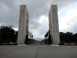 Монумент Блистательных - Monumento de Los Proceres. В честь этих руководителей борьбы за Независимость и назван бульвар в Фуэрте-Тиуна.