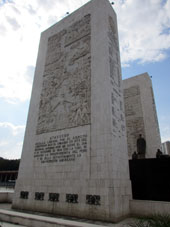 На монументе отражены основные битвы борьбы за Независимость. (Ближе к нам - Битва при Аякучо).