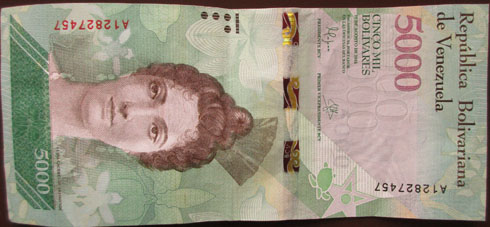 Пятитысячная купюра с Луисой Касерес де Арисменди и черепахами, как на банкноте в двадцать боливаров.
