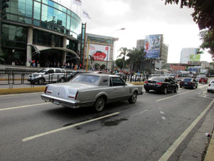 Ещё один старый автомобиль в Каракасе.