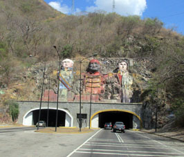 Барельеф Антонио Хосе Паэса, Педро Камехо и Симона Боливара над туннелем Ла Кабрера при выезде из штата Карабобо в штат Арагуа.