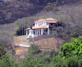 Загородный дом Боливаров и музей Битвы при Сан-Матео. Вид с Регионального шоссе.