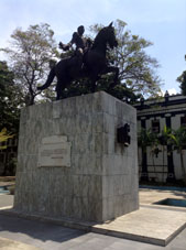 Памятник Антонио Хосе Сукре перед Военно-Техническим Университетом в Маракае, поставленный по распоряжению Конституционного Президента Венесуэлы Хуана Висенте Гомеса от 15 ноября 1922 года.