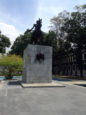 Памятник Антонио Хосе Сукре перед Военно-Техническим Университетом в Маракае, поставленный по распоряжению Конституционного Президента Венесуэлы Хуана Висенте Гомеса от 15 ноября 1922 года.