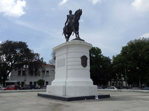 Памятник Хосе Антонио Паэсу, первому Президенту Венесуэлы, на площади Боливара.