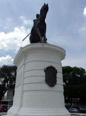 Памятник Хосе Антонио Паэсу, первому Президенту Венесуэлы, на площади Боливара.