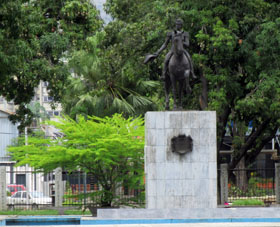 Памятник Антонио Хосе де Сукре на проспекте Боливара в Маракае.