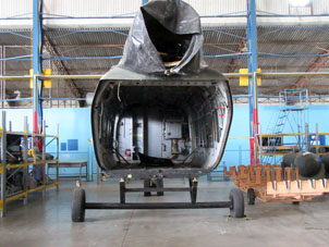 Сова на колесе тележки, на котором стоит остов вертолёта Ми-17В5 моей сборки 2007-2008 годов (EBV-07099)