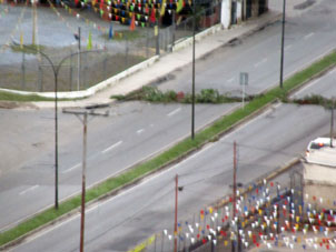 А вот такими баррикадами они некоторые венесуэльцы выражают своё отношение к Правительству Мадуро и проводимым им преобразованиям: перекрыть дорогу, по которой Мадуро никогда не поедет, и тем насвинячить соседям, тем привлекли многих людей на сторону Мадуро.