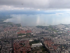 Внизу Маракай, столица штата Арагуа, и озеро Валенсия.