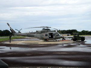 А вот так перевозят вертолёты на лыжах по аэродрому.