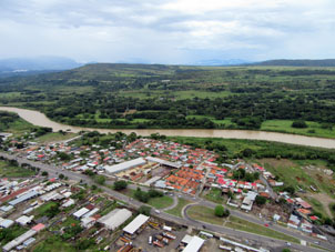 Город Баринас и река Санто-Доминго.