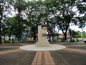 Памятник Эсекелю Саморе на площади его имени.