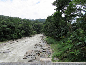 Переезжаем реку Санто-Доминго, которая протекает в городе Баринасе.