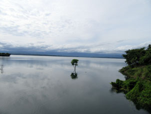 Вид на водохранилище Маспарро с берега.