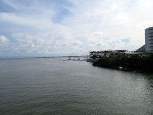 Вид на частную пристань на мысе Пунта Брава с моста на атолл Пунта Брава.