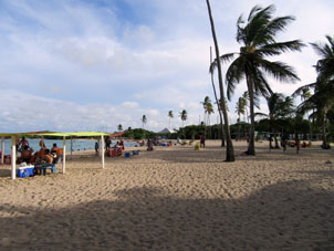Карибский пляж и кокосовые пальмы атолла Пунта Брава рядом с Тукакасом.
