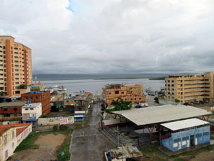 Вид с крыши гостиницы на пристань в Тукакасе, откуда отплывают лодки на атоллы.