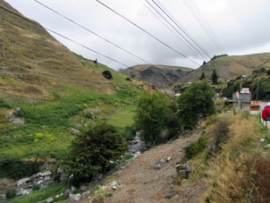 Вид с дороги этого посёлка вниз, где течёт горный ручей.