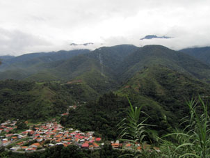 Вид на посёлок Сан-Хасинто, расположенный ниже Мериды.