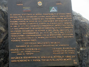 Памятная доска, прикреплённая к скале, о восстановлении Канатной дороги Правительством Венесуэлы в 2016 году.