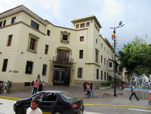 Дом Правительства штата Мерида на площади Симона Боливара.