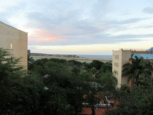Вид на Карибское море и аэропорт со двора гостиницы Эуробилдинг Майкетия.