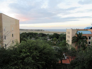 Вид на Карибское море и аэропорт со двора гостиницы Эуробилдинг Майкетия.
