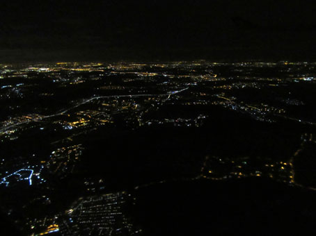 Ну, вот сели, полетели. Вид из окна на вечернюю Москву. Скорее всего, на фотографии Калужское шоссе.