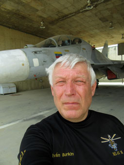Я на фоне Су-27 2006 года поставки на авиабазе имени лейтенанта Луиса дель Валье Гарсия в Барселоне.