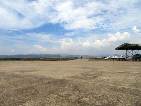 С авиабазы БАВАЛЬЕ виден аэропорт имени Хосе Асоатеги.