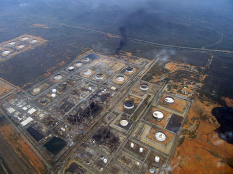Нефтеперерабатывающий завод в Барселоне.