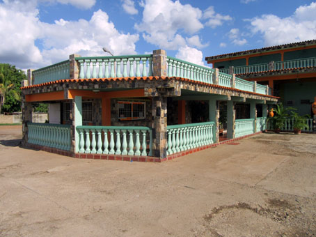 Гостиница Боталон в селе Эль Сомбреро