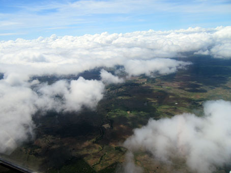 Сквозь облака проглядывает южно-американская саванна.