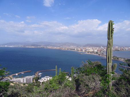 Вид с самой верхней точки Лечерийского холма на Лечерию и Барселону.
